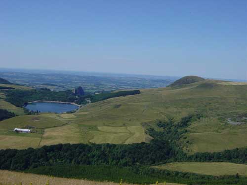 le lac du gueri et le puy de l'ouyr